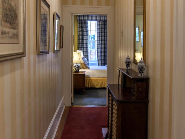 La Reserve Bed and Breakfast : photo 7 de la chambre chambre lit queen-size avec salle de bains commune n° 1