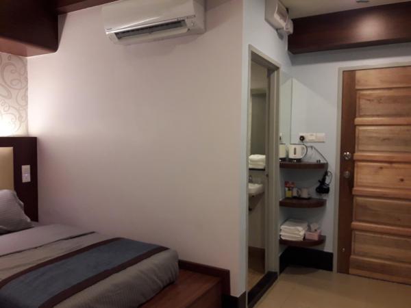 De Benz Inn : photo 4 de la chambre chambre triple avec salle de bains