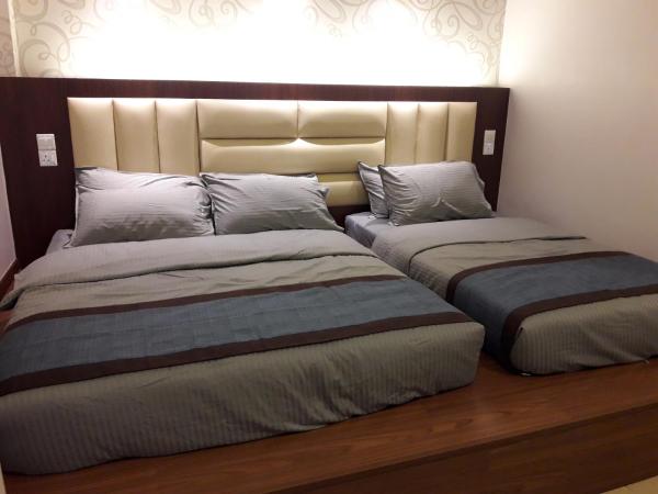 De Benz Inn : photo 3 de la chambre chambre triple avec salle de bains