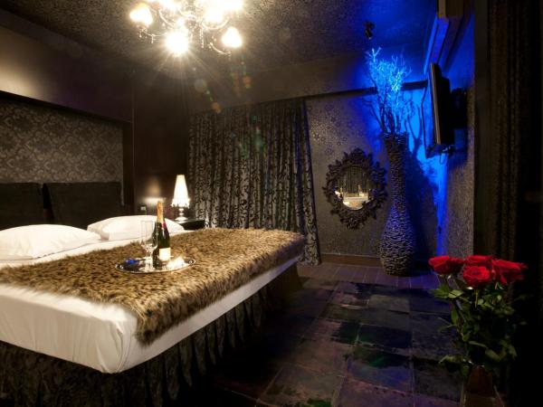 The Crystal Blue Hotel : photo 9 de la chambre chambre lit king-size avec baignoire spa
