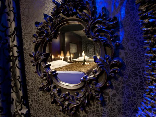 The Crystal Blue Hotel : photo 8 de la chambre chambre lit king-size avec baignoire spa