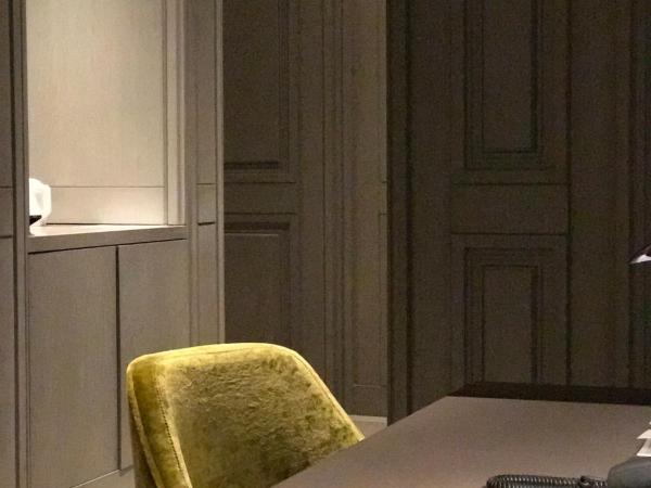Roseate House New Delhi : photo 3 de la chambre junior suite with late check-out  till 2 pm, a bottle of wine and 15% discount  on all services