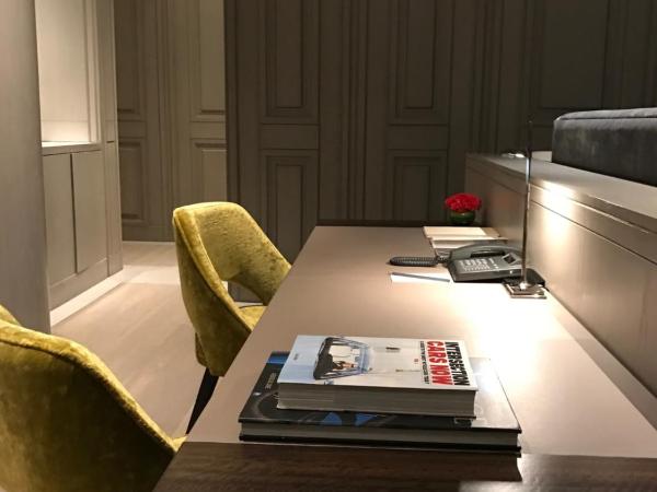 Roseate House New Delhi : photo 2 de la chambre junior suite with late check-out  till 2 pm, a bottle of wine and 15% discount  on all services