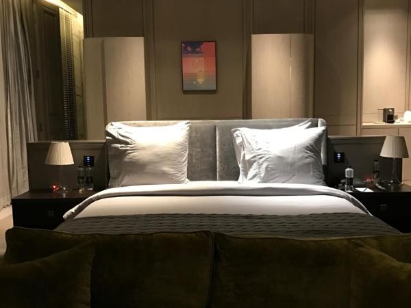 Roseate House New Delhi : photo 1 de la chambre junior suite with late check-out  till 2 pm, a bottle of wine and 15% discount  on all services