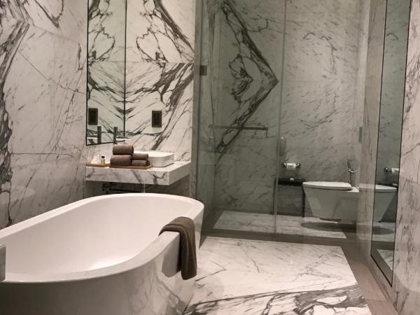 Roseate House New Delhi : photo 4 de la chambre junior suite with late check-out  till 2 pm, a bottle of wine and 15% discount  on all services
