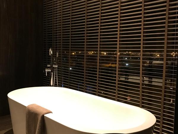 Roseate House New Delhi : photo 3 de la chambre terrace suite with late check-out  till 2 pm, a bottle of wine and 15% discount on all services