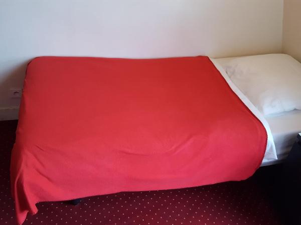 Hôtel Média : photo 3 de la chambre chambre quadruple avec salle de bains