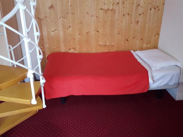 Hôtel Média : photo 6 de la chambre chambre quadruple avec salle de bains