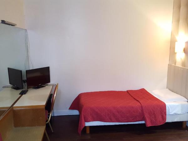 Hôtel Média : photo 2 de la chambre chambre triple avec salle de bains