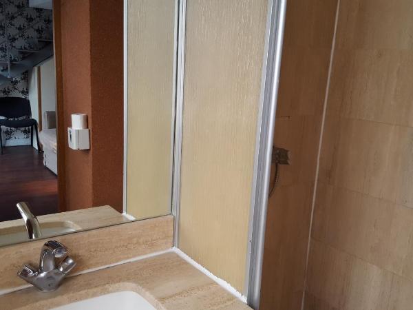 Hôtel Média : photo 3 de la chambre chambre double deluxe avec douche