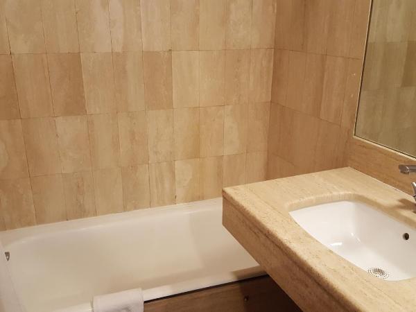Hôtel Média : photo 8 de la chambre chambre double deluxe avec baignoire
