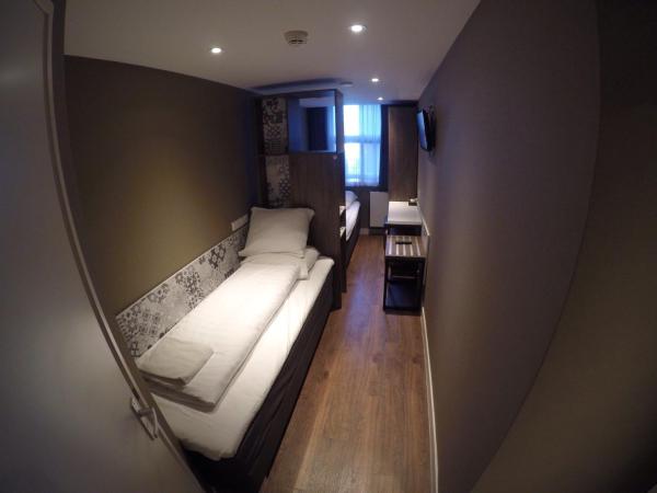 The Old Nickel Hotel : photo 5 de la chambre chambre lits jumeaux avec salle de bains privative