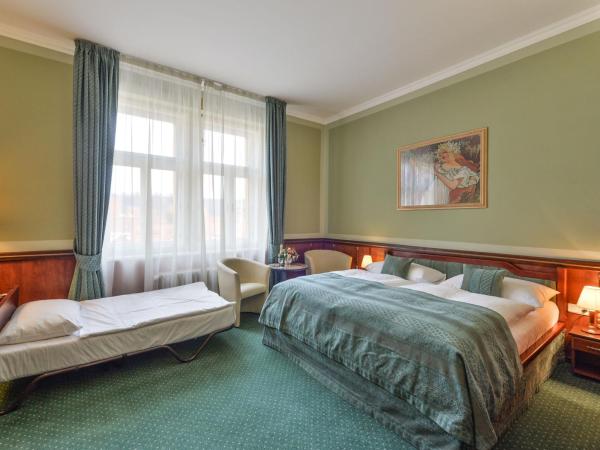 Hotel Hastal Prague Old Town : photo 3 de la chambre chambre double ou lits jumeaux deluxe avec lit d'appoint