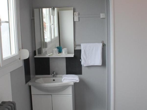 Hôtel De Normandie : photo 2 de la chambre chambre double avec toilettes communes
