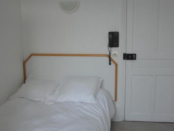 Hôtel De Normandie : photo 5 de la chambre chambre double avec toilettes communes