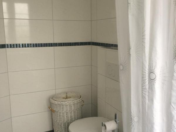 Villa Marie Mannheim : photo 10 de la chambre chambre familiale avec salle de bains commune et jardin d'hiver