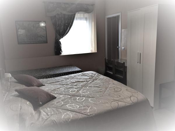 Hotel Aline : photo 1 de la chambre chambre triple avec salle de bains privative