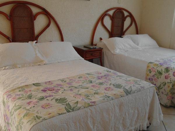 Villa Cupatitzio : photo 3 de la chambre chambre triple basique avec salle de bains commune