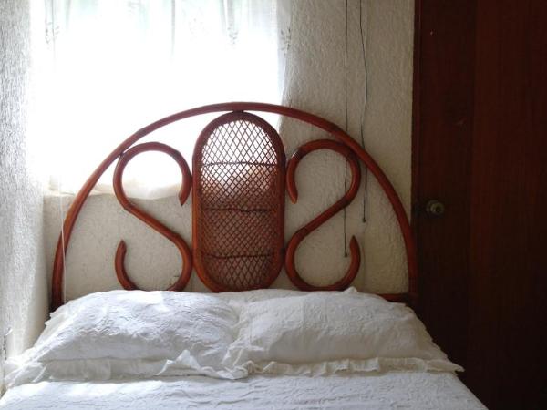 Villa Cupatitzio : photo 5 de la chambre chambre triple basique avec salle de bains commune