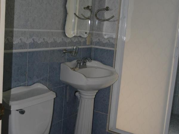 Villa Cupatitzio : photo 4 de la chambre chambre triple basique avec salle de bains commune