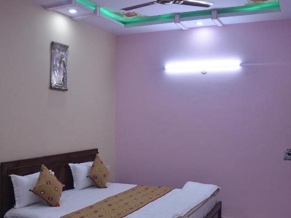 The TT Palace : photo 7 de la chambre chambre double avec lit d'appoint