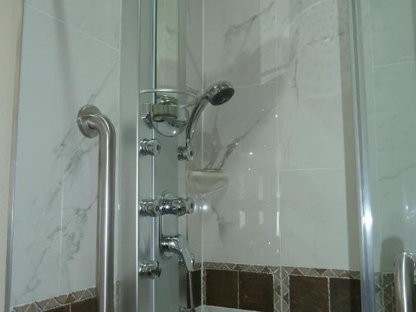 Americas Best Value Inn & Suites - Houston/Hwy 6 & Westpark : photo 1 de la chambre chambre avec 2 grands lits queen-size