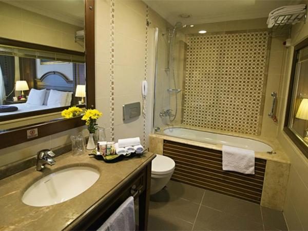 GLK PREMIER Regency Suites & Spa : photo 5 de la chambre suite lit queen-size deluxe