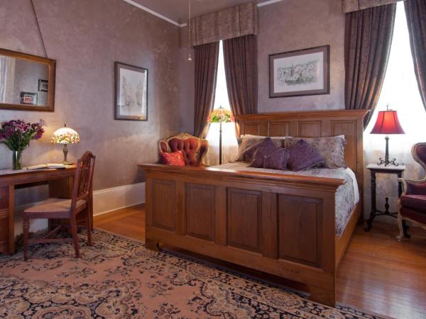 HH Whitney House - A Bed & Breakfast on the Historic Esplanade : photo 4 de la chambre chambre lit queen-size avec salle de bains commune 