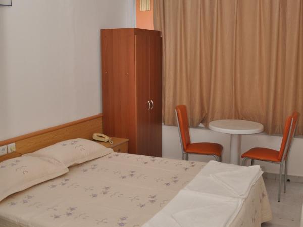 Kleopatra Beach Yildiz Hotel : photo 3 de la chambre chambre triple standard - vue sur piscine