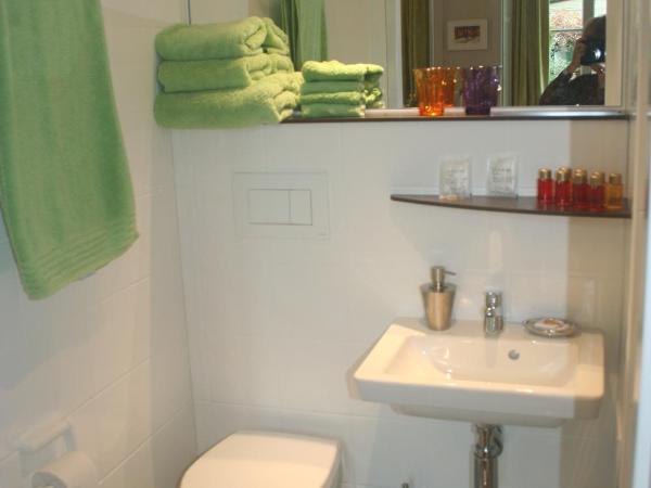 B&B Het Hart van Haarlem : photo 6 de la chambre chambre lit king-size deluxe - vue sur jardin