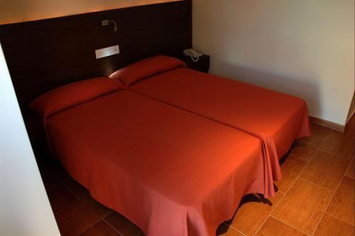 Hostal Los Coronales : photo 4 de la chambre chambre double avec lit d'appoint