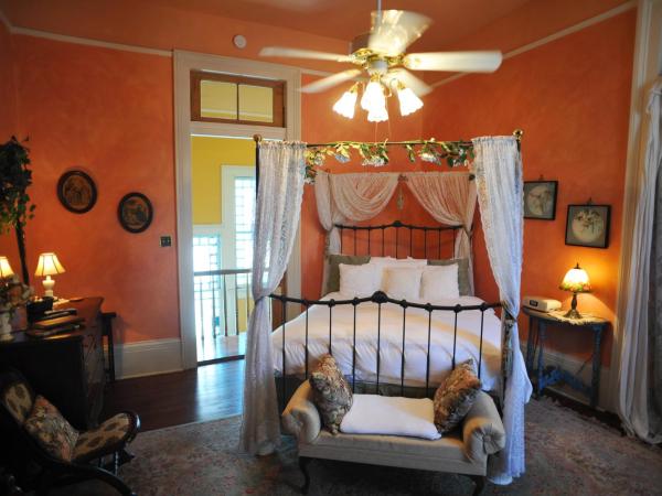 HH Whitney House - A Bed & Breakfast on the Historic Esplanade : photo 5 de la chambre chambre lit queen-size avec salle de bains commune