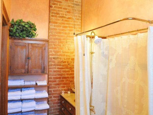 HH Whitney House - A Bed & Breakfast on the Historic Esplanade : photo 6 de la chambre chambre lit queen-size avec salle de bains commune