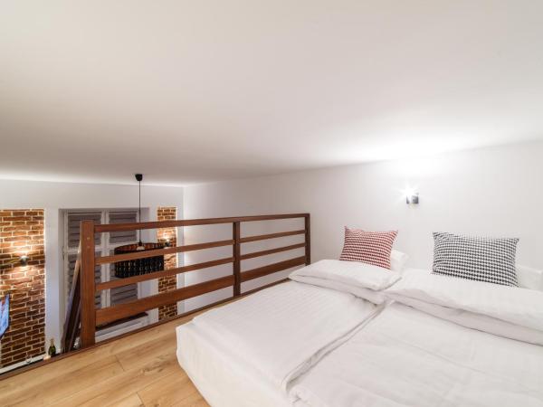 2 Nights Apartments - great location, right next to Main Rail and Bus Station, 10 min to Main Square by foot : photo 2 de la chambre maisonnette