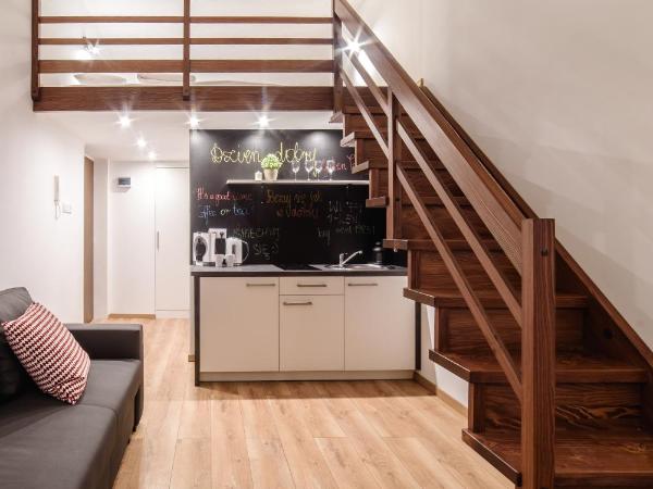 2 Nights Apartments - great location, right next to Main Rail and Bus Station, 10 min to Main Square by foot : photo 1 de la chambre maisonnette