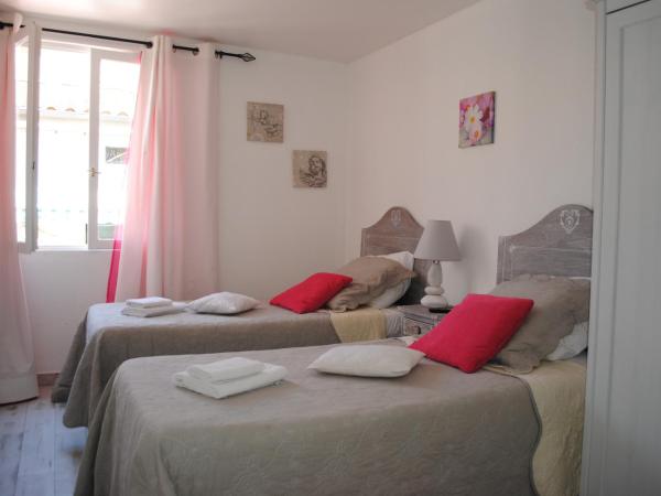 Hôtel Restaurant Le Provençal : photo 6 de la chambre chambre lits jumeaux