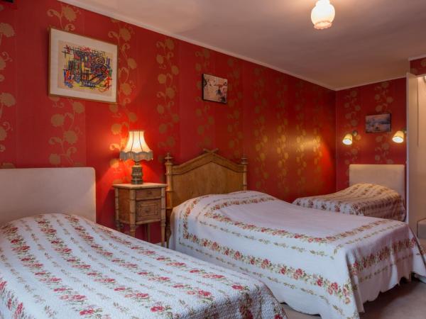 Hotel Esmeralda : photo 1 de la chambre chambre quadruple - vue sur notre-dame