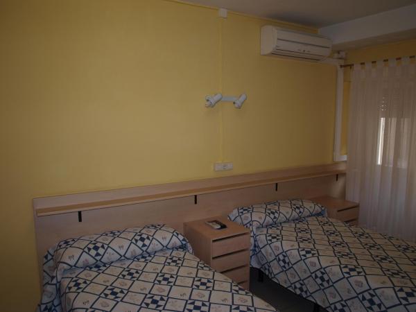 Hostal San Jorge : photo 2 de la chambre chambre double ou lits jumeaux