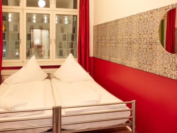 Ballhaus Berlin Hostel : photo 2 de la chambre chambre double ou lits jumeaux avec salle de bains commune