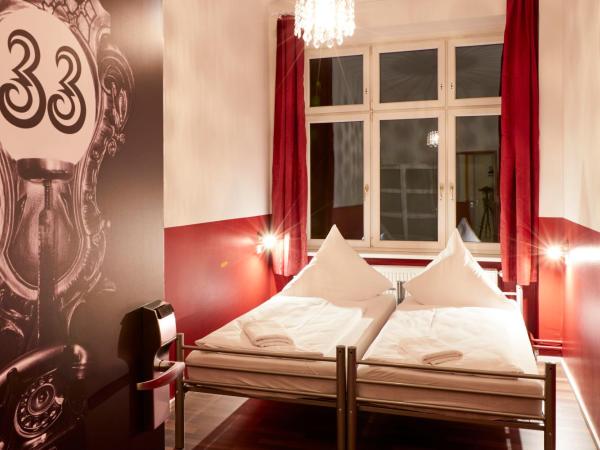 Ballhaus Berlin Hostel : photo 1 de la chambre chambre double ou lits jumeaux avec salle de bains commune
