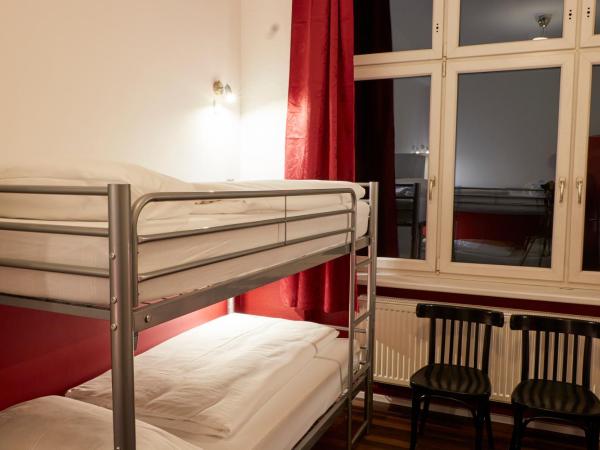 Ballhaus Berlin Hostel : photo 2 de la chambre chambre triple avec salle de bains commune