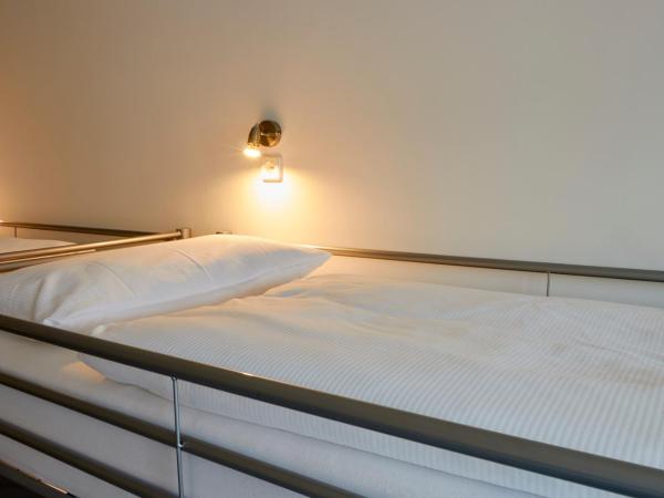 Ballhaus Berlin Hostel : photo 1 de la chambre lit dans dortoir mixte de 10 lits avec salle de bains commune