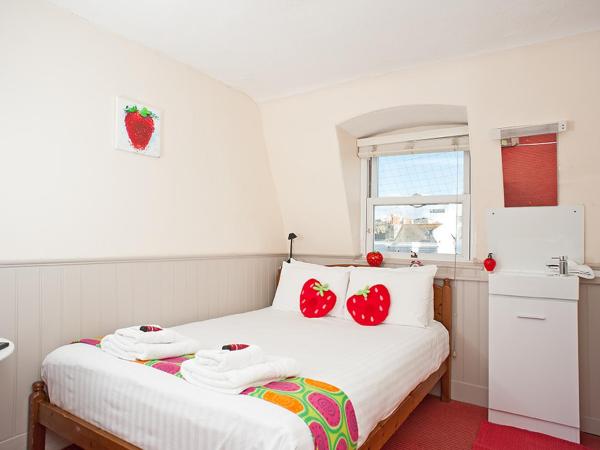 Strawberry Fields : photo 2 de la chambre petit hébergement double mansardé avec salle de bains commune