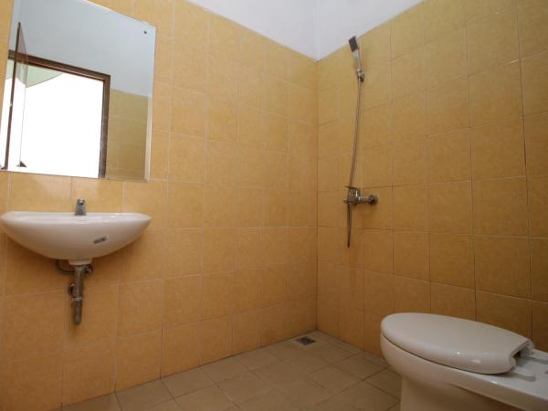 RedDoorz Syariah near Mercu Buana University : photo 1 de la chambre chambre double standard