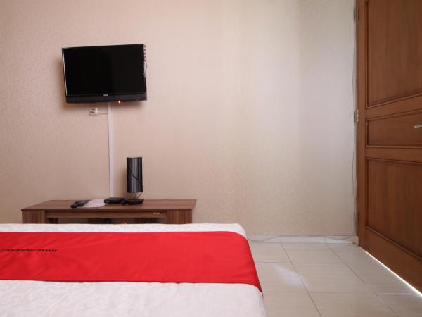 RedDoorz Syariah near Mercu Buana University : photo 2 de la chambre chambre double reddoorz
