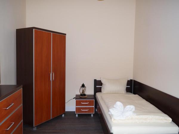 MY-BED Hamburg : photo 3 de la chambre chambre quadruple avec salle de bains privative