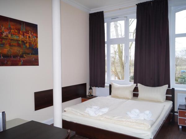 MY-BED Hamburg : photo 2 de la chambre chambre familiale avec salle de bains privative