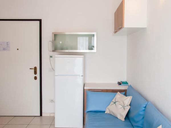 Residence Acqua Suite Marina : photo 9 de la chambre appartement 2 chambres avec balcon