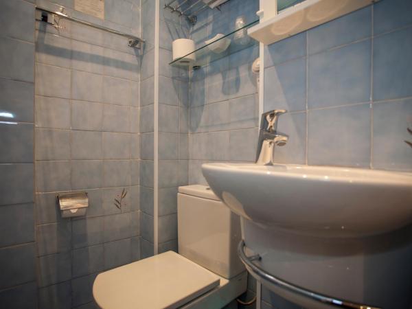 AVA Rooms : photo 2 de la chambre chambre double avec salle de bains privative