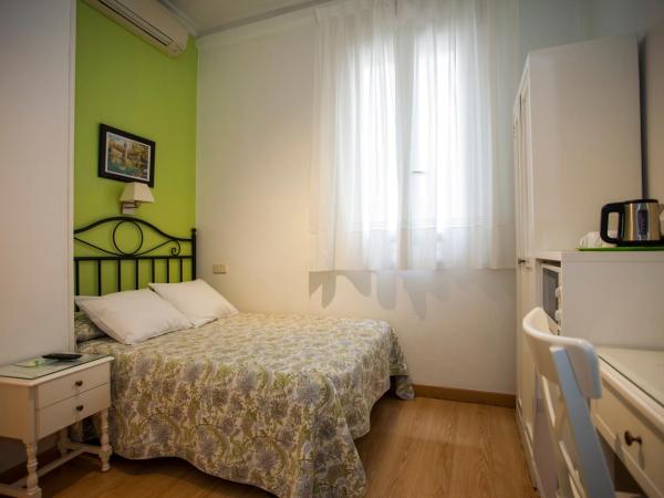 AVA Rooms : photo 5 de la chambre chambre double avec salle de bains privative